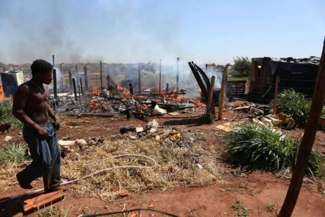 Com calor e tempo seco, fogo em lixo sai do controle e destr&oacute;i barraco