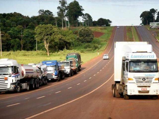Caminhoneiros mant&ecirc;m protestos e j&aacute; falta cerveja no Paraguai