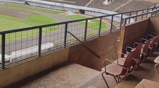 Setor das cadeiras do Estádio Morenão com grades novas para dar mais segurança aos torcedores (Foto: Marcelo Miranda)