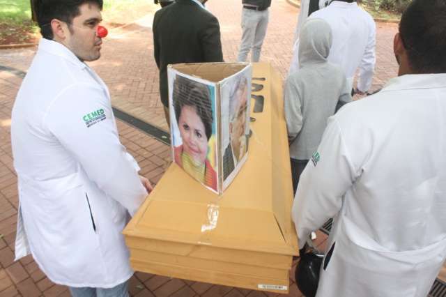 Em nova rea&ccedil;&atilde;o ao &ldquo;Mais M&eacute;dicos&rdquo;, profissionais far&atilde;o protesto na 4&ordf; feira