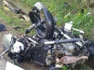 Motocicleta ficou completamente destruída no acidente. (Foto: Reprodução/ Oeste Mais)