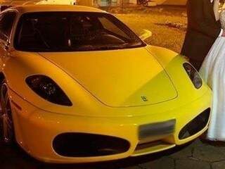 Ferrari que aparece em fotos da família investigada por envolvimento na Laços de Família; decisão da Justiça negou gratuidade em processo para liberação de veículo da marca. (Foto: Arquivo)