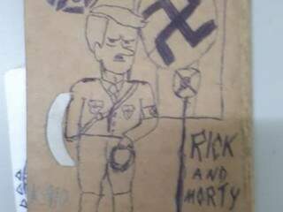 Caderno apreendido pela polícia com desenho da suástica e Adolf Hitler (Reprodução)