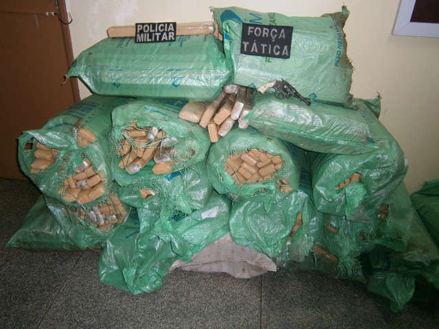  Casal &eacute; flagrado com 670 quilos de maconha em Ponta Por&atilde; 