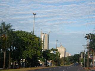 Céu em Campo Grande na manhã desta terça-feira (Foto: Marlon Ganassin)