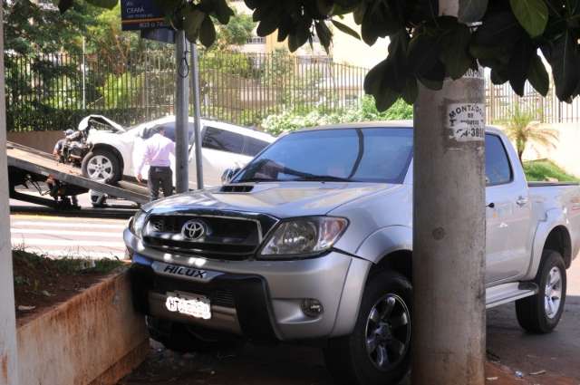 Motociclista para no meio da rua e causa acidente entre camionetes