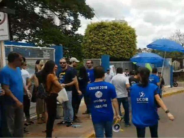 Port&otilde;es fecham e acad&ecirc;micos realizam prova do Enade neste domingo