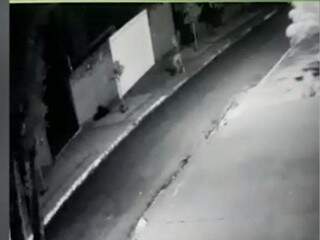 Autor do disparo aparece correndo após crime. (Foto: Reprodução/Vídeo)