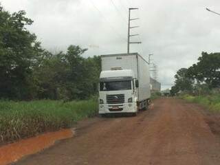 O caminhão retido pelos militares foi encontrado na Rua Verde Mares (Foto: Direto das Ruas)