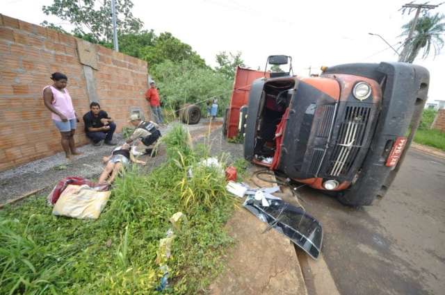 Caminh&atilde;o ca&ccedil;amba tomba e gestante fica ferida no bairro Santa Luzia