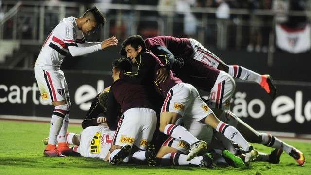 S&atilde;o Paulo vence o Corinthians de goleada e escapa do rebaixamento