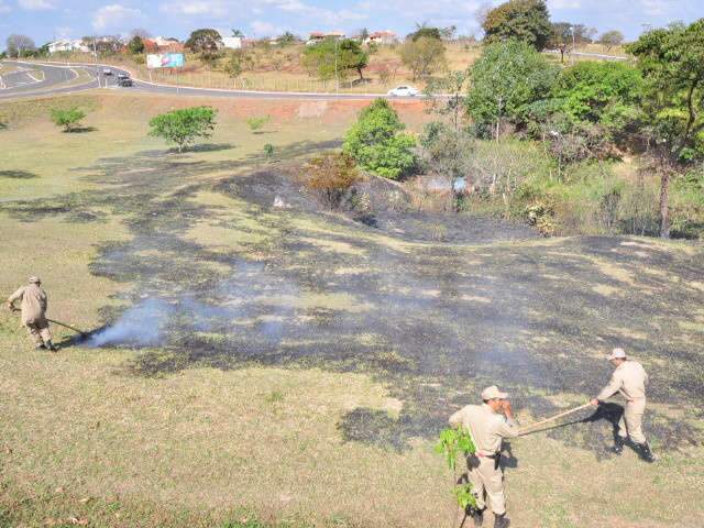  Inc&ecirc;ndio atinge vegeta&ccedil;&atilde;o que fica na margem do C&oacute;rrego S&oacute;ter