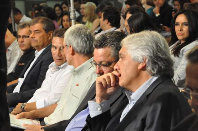 Debate mant&eacute;m clima amistoso e candidatos respondem a cat&oacute;licos