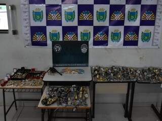 Trio que furtou moto e roubou R$ 100 mil de relojoaria &eacute; preso pela PM 
