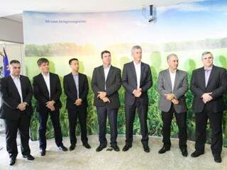 Governador Reinaldo Azambuja com integrantes do governo e Banco do Brasil. (Foto: Saul Schramm).