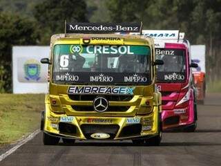 Caminhões aceleram em reta no autódromo da Capital (Foto: Divulgação/Copa Truck)