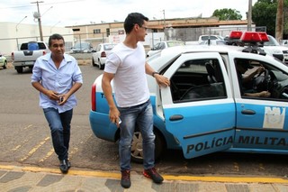 Vereador (à esquerda) chegou à sede da Polícia Federal com outro suspeito de boca de urna (Foto: Marcos Ermínio)
