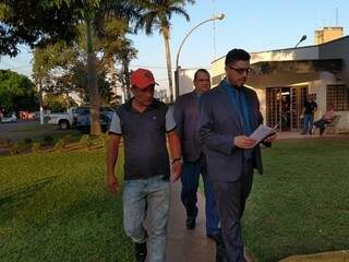 Carlos (de boné) saindo da delegacia com seus advogados, esta tarde (25). (Foto:Adilson Domingos)