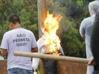No mês passado, índios queimaram boneco do ministro da Saúde em Dourados (Foto: Helio de Freitas)