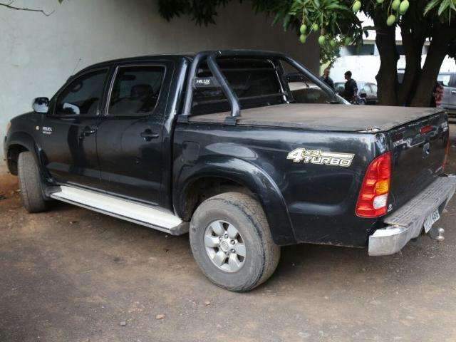 Bandidos invadem igreja, amarram fi&eacute;is e fogem levando objetos e caminhonete 