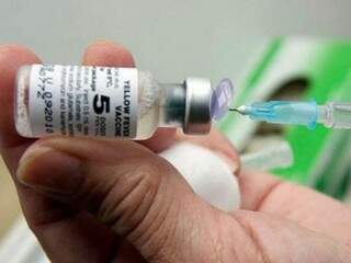 Dose da vacina contra sarampo sendo manipulada (Foto: Agência Brasil)