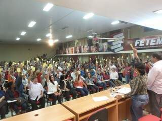 A greve dos professores foi encerrada durante assembleia da categoria realizada na noite do dia 3, na sede da Fetems (Foto: Antonio Marques)