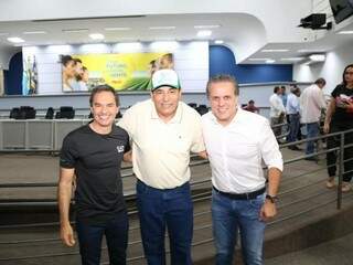 Prefeito Marquinhos Trad (PSD), ao lado do vereador Carlos Augusto Borges e do presidente regional do PSB, Ricardo Ayache (Foto: Paulo Francis)