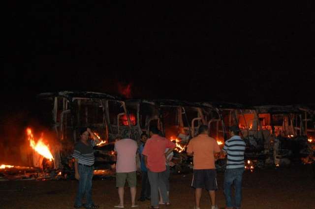 Inc&ecirc;ndio destr&oacute;i cinco &ocirc;nibus na garagem de empresa em Maracaju