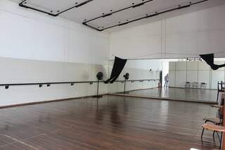 Sala com iluminação e espelhos disponível para ensaios.  (Foto: Centro Cultural)