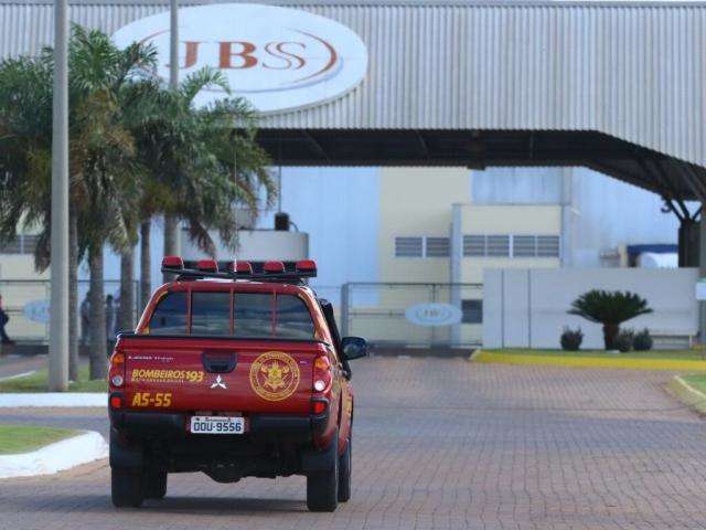 Setor de frigor&iacute;fico onde vazou am&ocirc;nia continua interditado pelos bombeiros