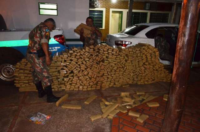 Ap&oacute;s tentar atropelar policiais, motorista abandona carro com 535 kg de maconha 