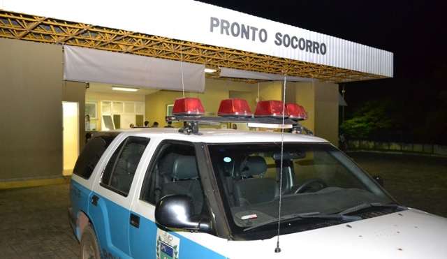 Casal &eacute; esfaqueado em casa, de madrugada, enquanto dormia