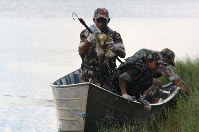 Garrafas, embalagens e copos s&atilde;o retirados da Lagoa Itatiaia