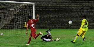 O Cene sofreu um bombardeio na partida disputada em Taguatinga  (Foto: Felipe Costa/Agência Clube do Esporte DF)