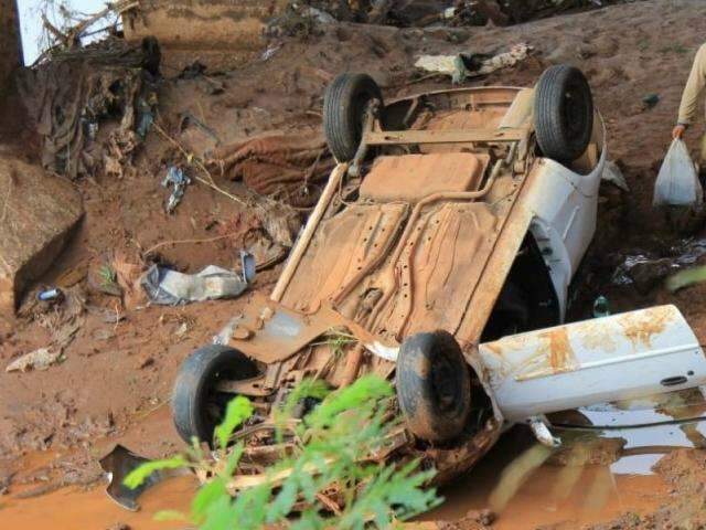 Motorista perde controle da direção e destrói carro dentro do Rio Anhanduí