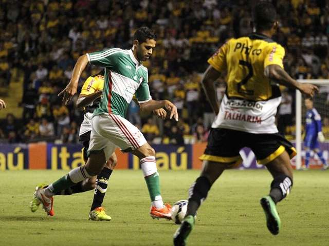 Crici&uacute;ma sai na frente, mas Palmeiras acorda e vira no fim, 2 a 1