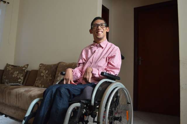 Subestimado pela paralisia cerebral, Geraldo hoje &eacute; feliz morando sozinho