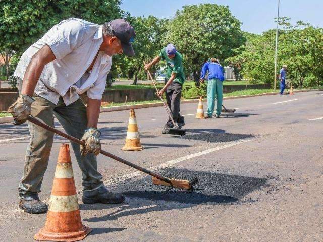 Sem receber h&aacute; 2 meses, trabalhadores do tapa-buraco v&atilde;o parar atividades 