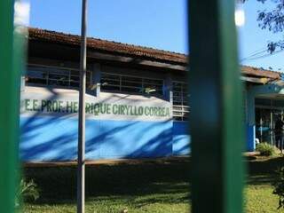 Escola estadual Henrique Cirilo Corrêa dispensou alunos do ensino fundamental para reunião de professores (Foto: Marina Pacheco)