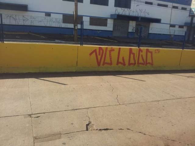 Em menos de 48h ap&oacute;s receber pintura nova, terminal amanhece pichado