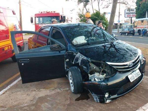Mulher fica ferida ao perder controle da dire&ccedil;&atilde;o e bater carro em poste