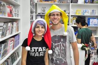 Danila e o chefe, Vinicius, que resolveu entrar no clima natalino. (Foto: João Garrigó)