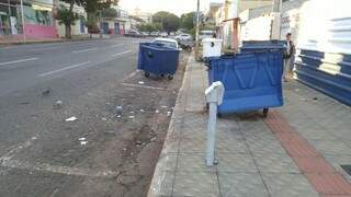 Lixo, no meio da calçada, atrapalha pedestre na rua Maracaju. ( Foto: Direto das ruas) 