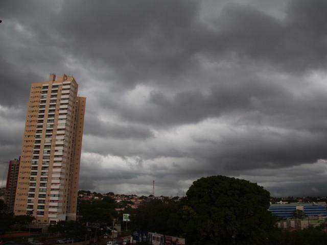 C&eacute;u fica preto em Campo Grande no meio da tarde e anuncia chuva