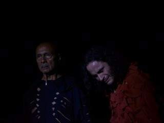 Cena da peça teatral; escuro se intercala com iluminação moderna (Foto: Divulgação)