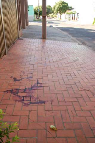  Local onde homem foi baleado parece cena de filme, com tiros e sangue pelo ch&atilde;o