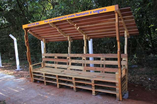 Parque dos Poderes ganha ponto de &ocirc;nibus ecol&oacute;gico feito em pallets