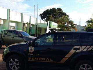 Carro da Polícia Federal estacionado em frente à Prefeitura de Paranhos nesta quarta (Foto: divulgação)