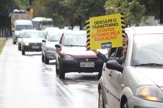 Governo transfere reuni&atilde;o para a tarde e professores fazem carreata