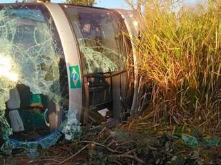 &Ocirc;nibus com 21 universit&aacute;rios tombou e deixou tr&ecirc;s feridos na BR-163